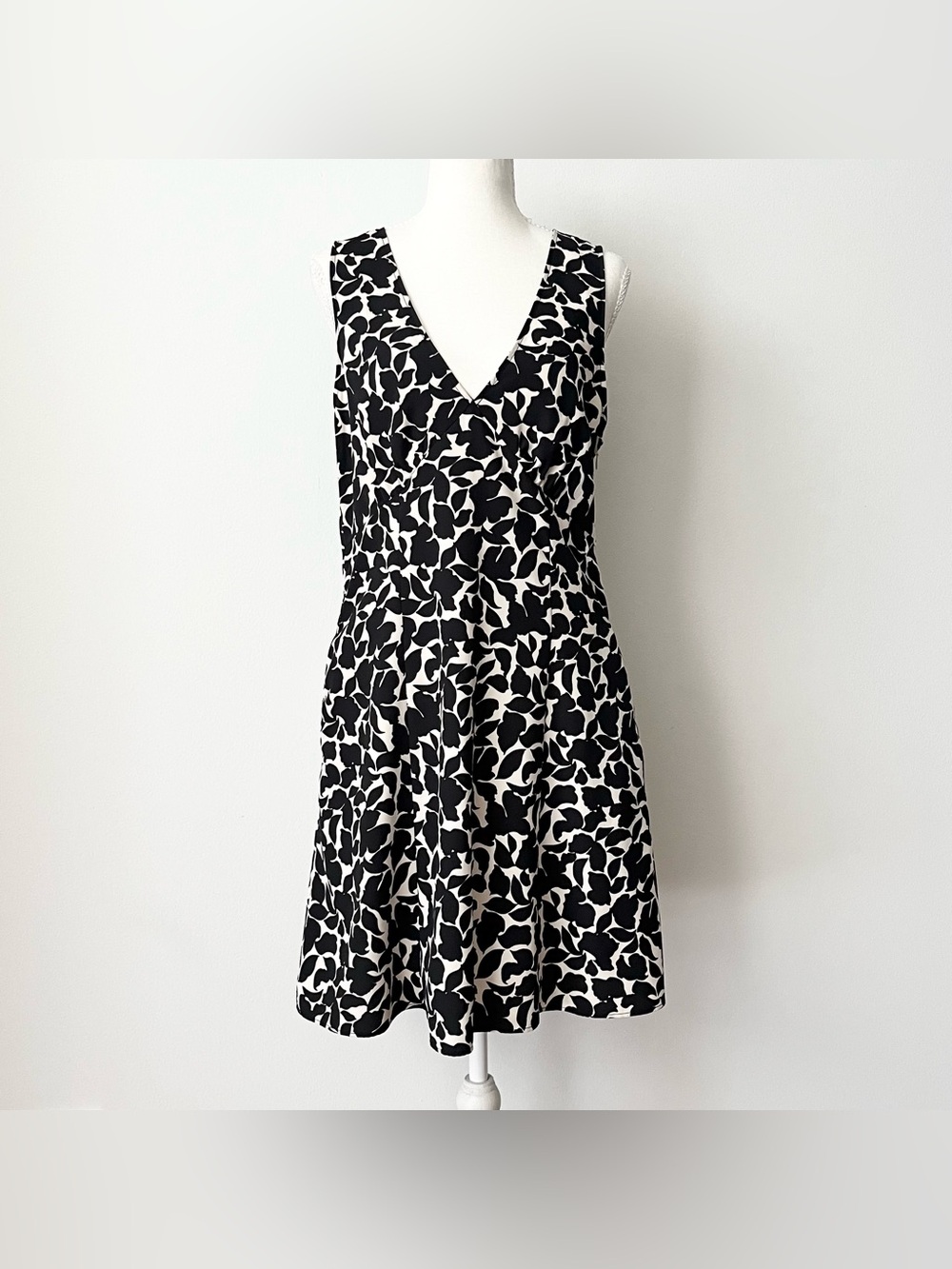 Uniqlo Fit & Flare Dress Size M Black White Floral Pockets Lightweight Travel